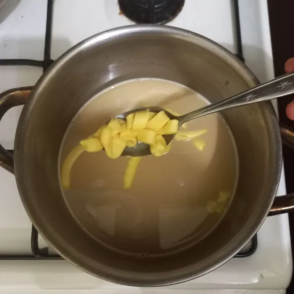 Masukan margarin, aduk hingga larut.