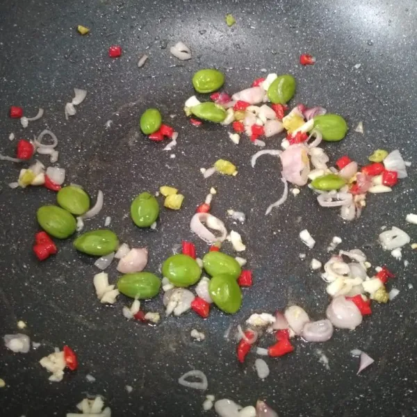 Tambahkan petai, masak hingga petai layu, tingkat kematangan petai bisa disesuaikan selera ya.
