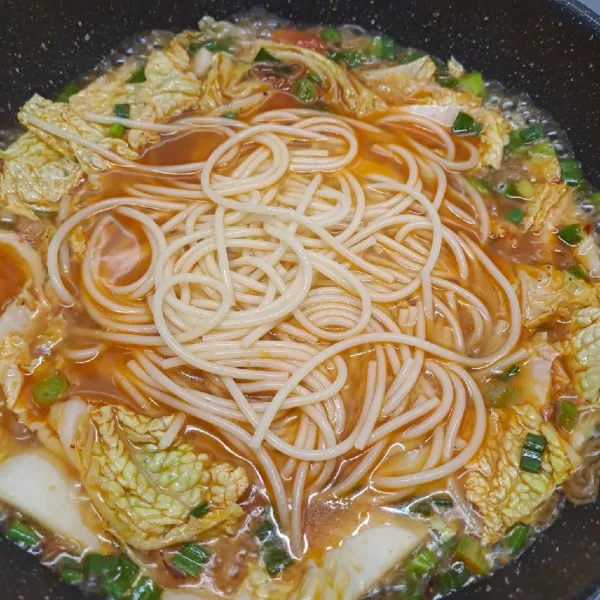 Masukkan spaghetti, aduk rata sebentar sambil koreksi rasa sesuai selera. Angkat dan sajikan dalam mangkok bersama telur ceplok.