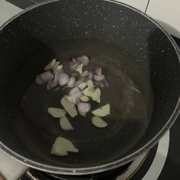 Didihkan air masukkan potongan bawang merah dan bawang putih.