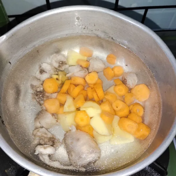 Rebusan pertama dibuang kemudian ganti tunggu sampai mendidih masukan wortel dan kentang.