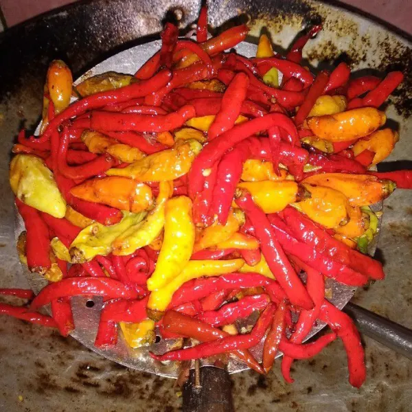 Goreng semua cabe hingga matang. Sisihkan.