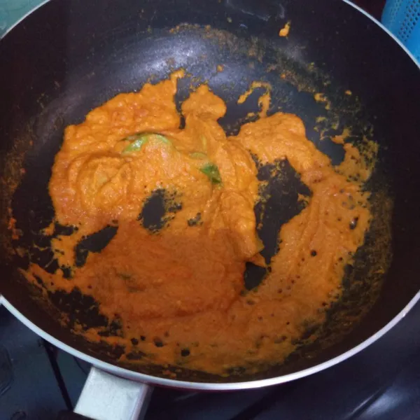 Tumis bumbu halus, serai, lengkuas, daun jeruk hingga harum .