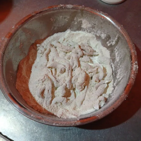 Balurkan usus ke tepung yang sudah di bumbui.