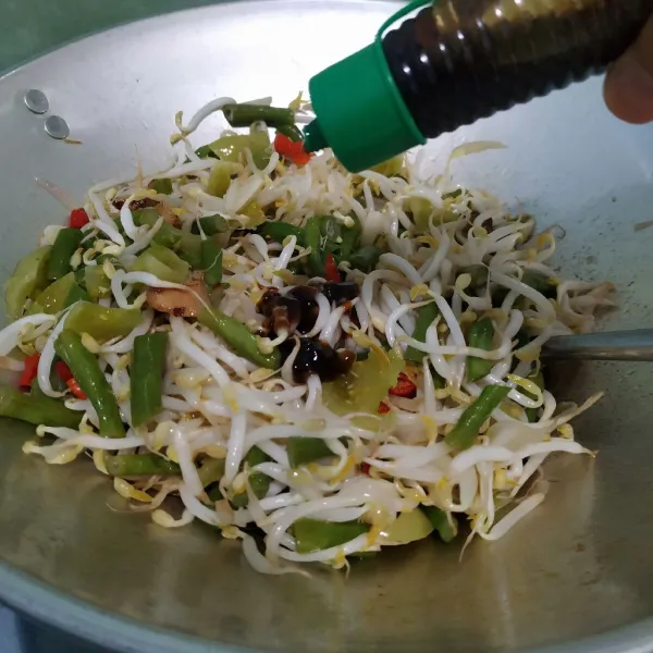 Beri saos tiram, aduk rata kembali.