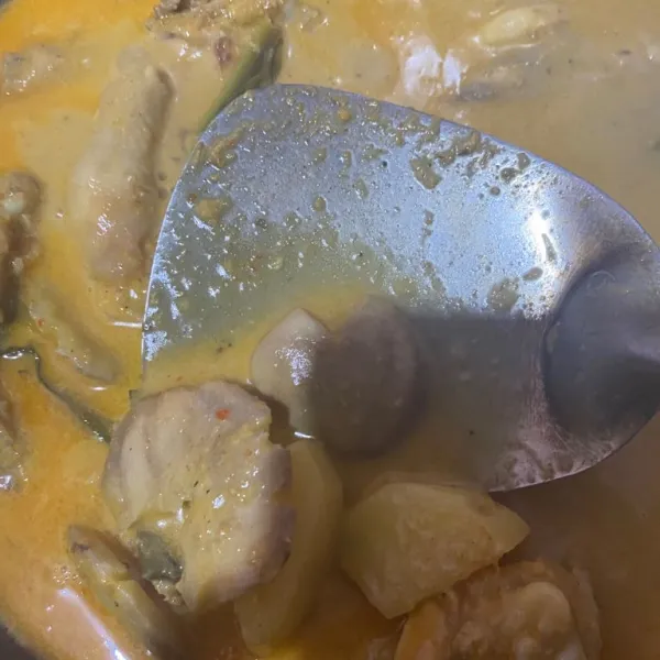 Lalu masukkan jengkol yang sudah direbus dan potongan kentang. Lalu masukkan garam dan penyedap rasa. Test rasa.