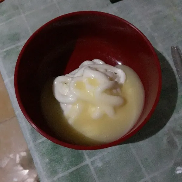 Campurkan mayonaise dan kental manis. Aduk rata.