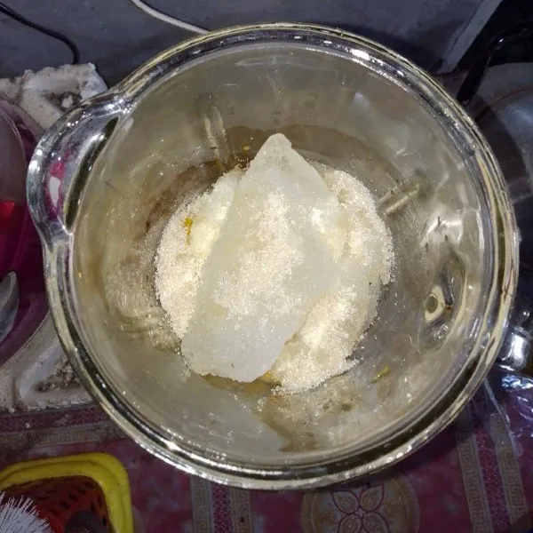 Masukan kental manis, gula pasir dan air lalu blender.