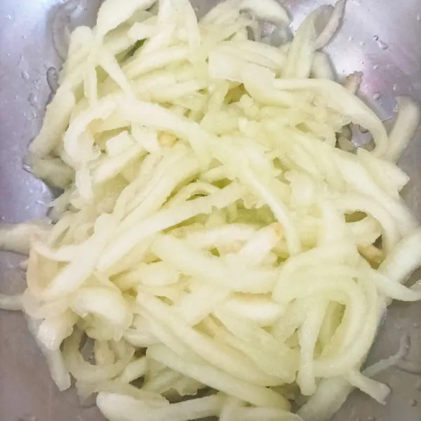 Serut buah Melon, sisihkan.