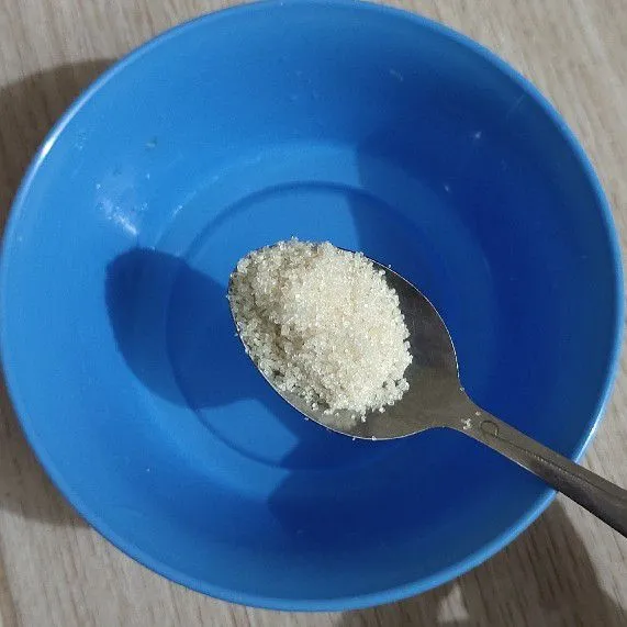 Masukkan air, tambahkan gula pasir