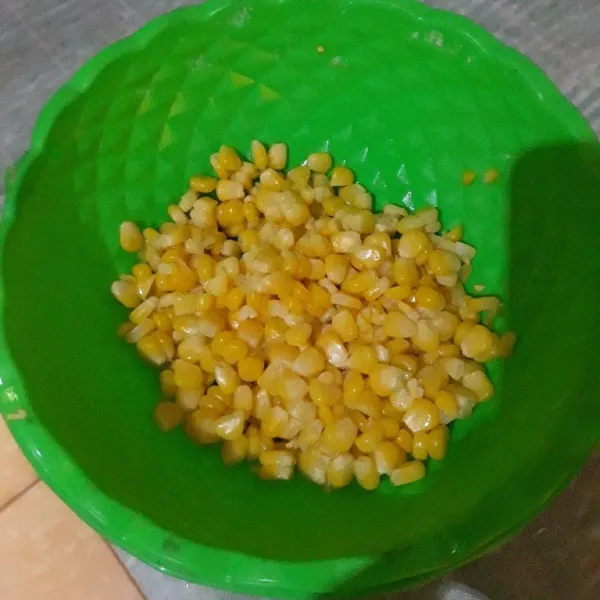 Sisir jagung lalu masukkan ke dalam wadah dan tambahkan margarin. Aduk rata.