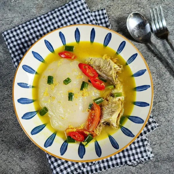 Sajikan papeda dengan ikan kuah kuning.