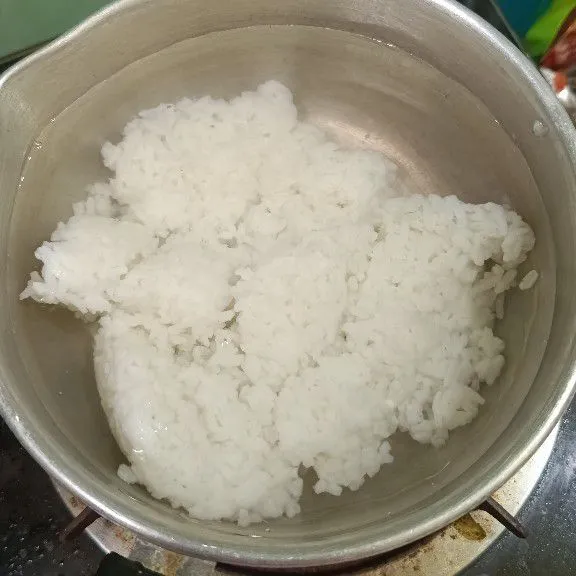 Masak nasi dan air hingga nasi agak lembek.