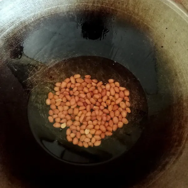 Goreng kacang tanah hingga matang lalu angkat bila sudah kecoklatan.
