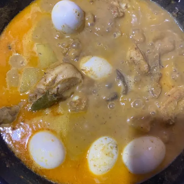 Setelah minyak dari santan keluar, gulai ayam siap disajikan.