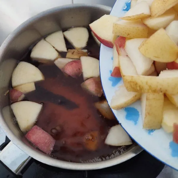 Kemudian masukkan potongan apel dan pear. Rebus hingga air mendidih kembali.
