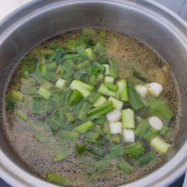 Tambahkan irisan bawang prei, masak sampai bumbu meresap. Sajikan selagi hangat.