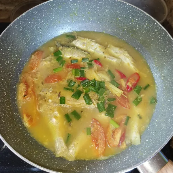 Tambahkan irisan daun bawang, koreksi rasanya dan matikan kompor.