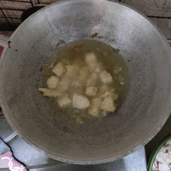 Goreng dada ayam hingga kuning kecoklatan dan matang. Angkat dan tiriskan.