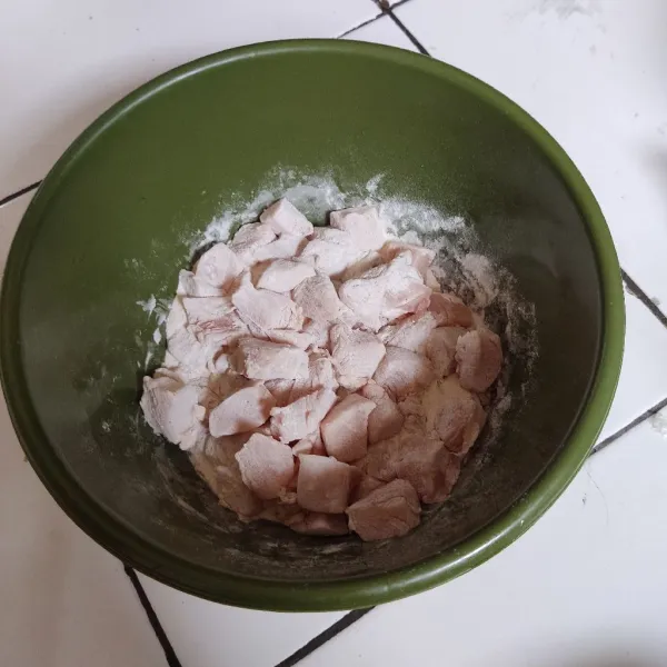 Campur semua bahan tepung baluran di baskom lalu balurkan ke potongan dada ayam.
