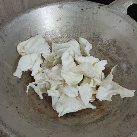 Sobek kubis dengan ukuran kecil, goreng sampai layu.