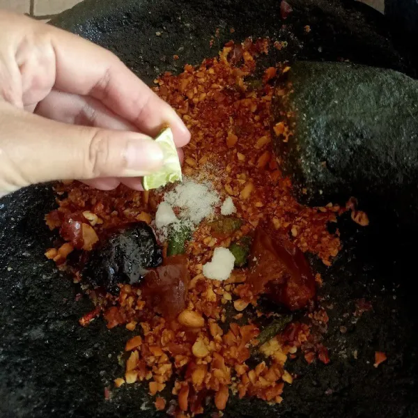 Tambahkan garam, gula merah dan perasaan jeruk nipis.