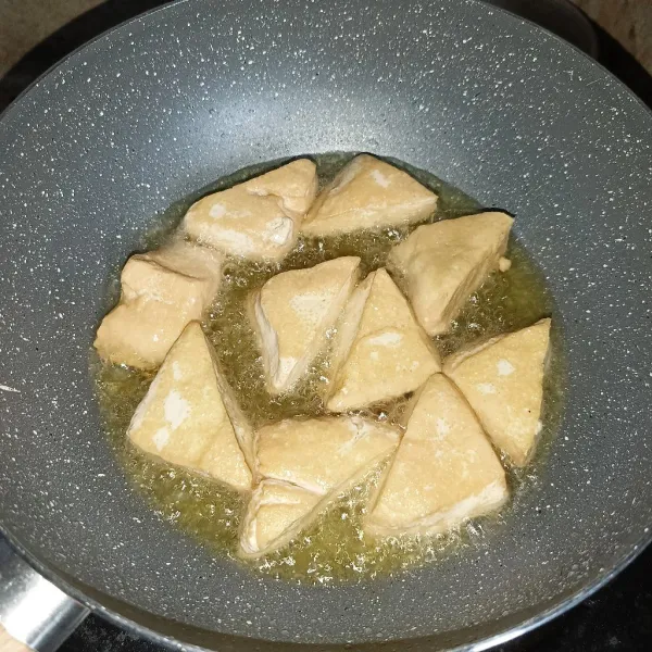 Goreng tahu sampai matang, angkat dan tiriskan.
