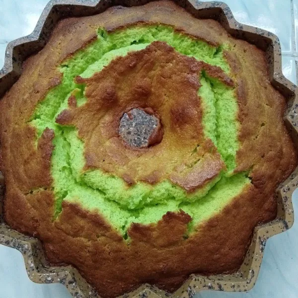 Tunggu cake dingin baru keluarkan dari loyang dan siap dipotong sesuai selera.