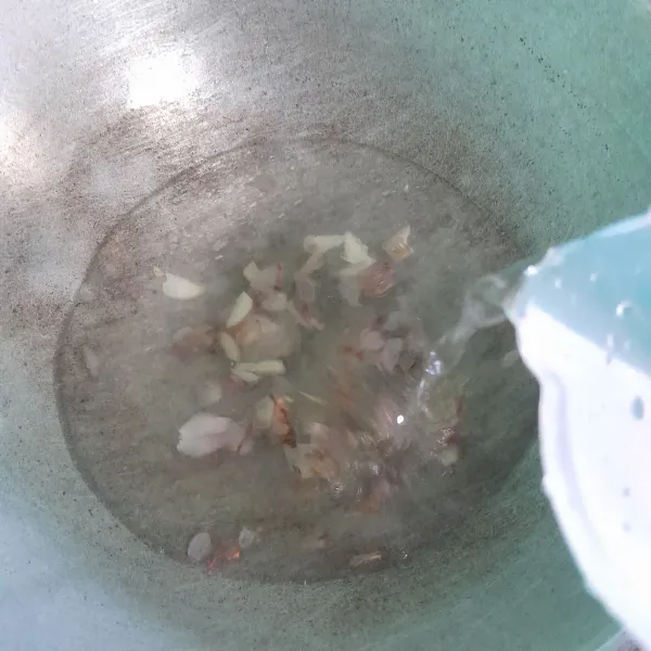 Tambahkan air dan masak sampai mendidih.