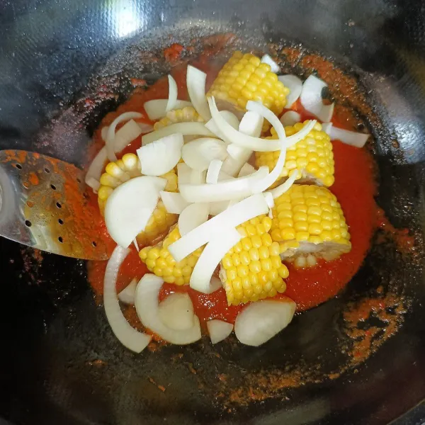 Tambah irisan bawang bombay, aduk rata.