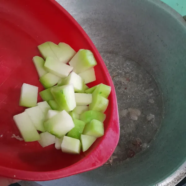 Masukkan potongan labu siam.