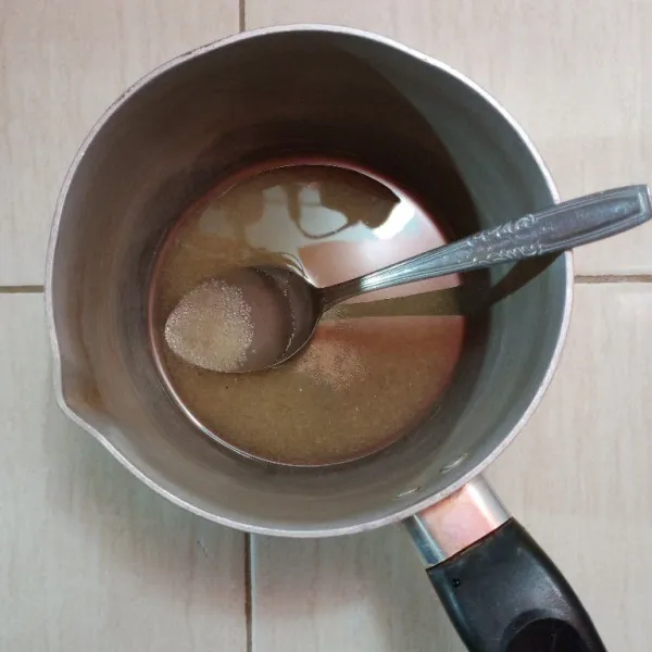 Buat simple sirup nya terlebih dahulu, campurkan air dengan gula.