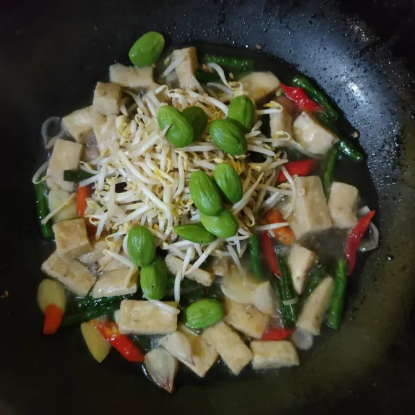 Masukkan tauge dan pete, aduk rata.