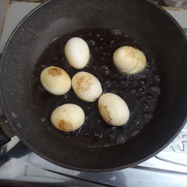 Goreng telur hingga berkulit.