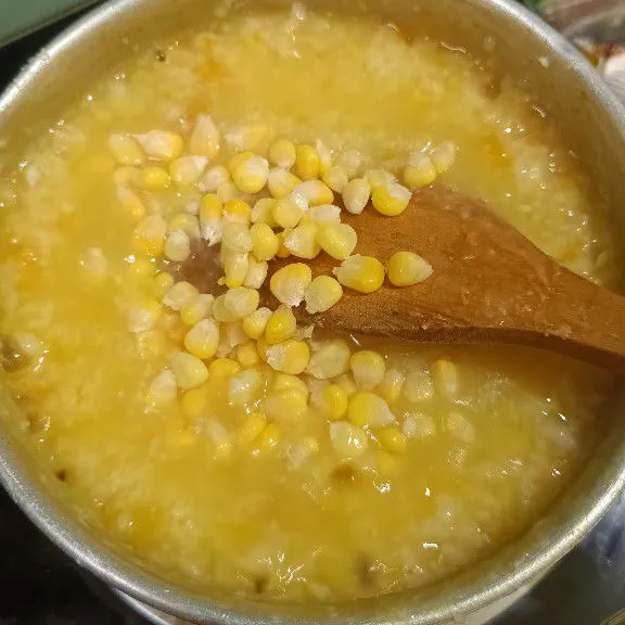 Tambahkan jagung manis, aduk rata.