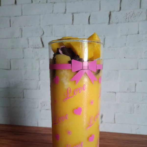 Beri topping potongan mangga, oreo dan kental manis.