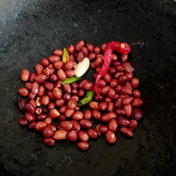 Ulek bumbu kacang, bawang putih, cabe merah dan cabe rawit.