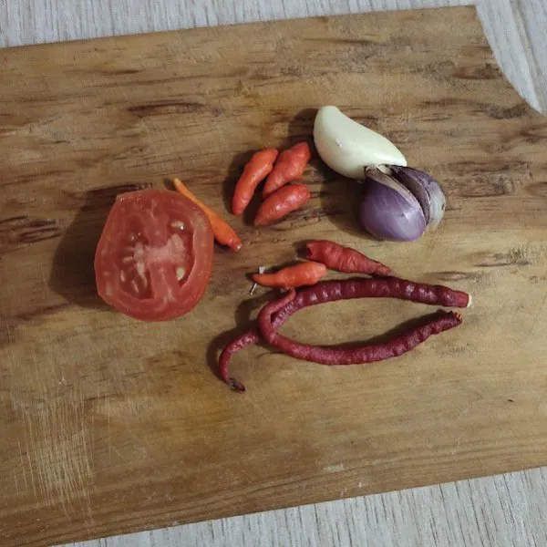 Kupas bawang dan cabut tangkai cabe.