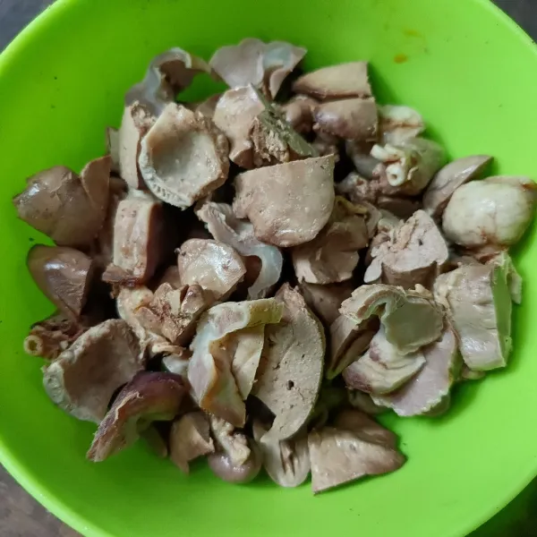 Rebus hati ampela sampai matang, angkat dan potong-potong.