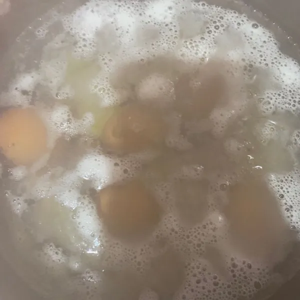 Rebus jengkol dan telur sampai masak.