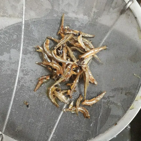 Cuci bersih ikan teri kemudian goreng hingga kering.