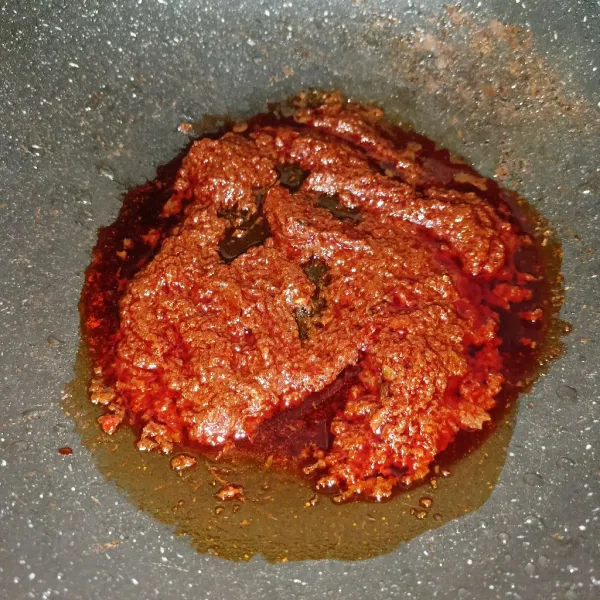 Tumis bumbu halus dengan minyak goreng sampai matang dan harum.