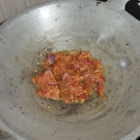 Goreng sambal dengan cukup minyak sampai tak langu.
