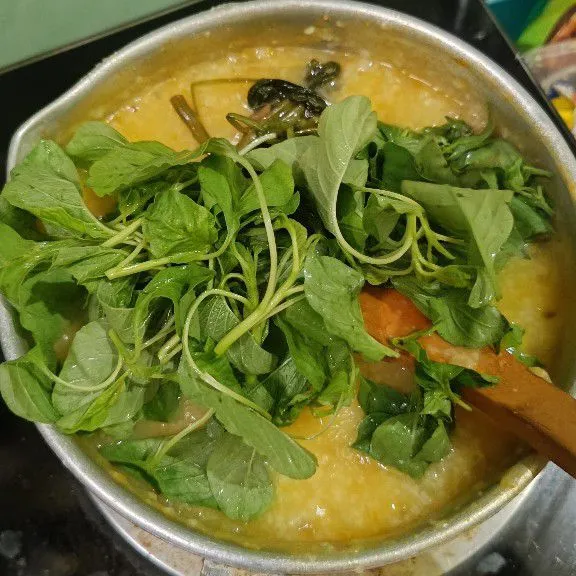Kemudian masukkan daun bayam, kemangi, masak hingga layu dan matang.