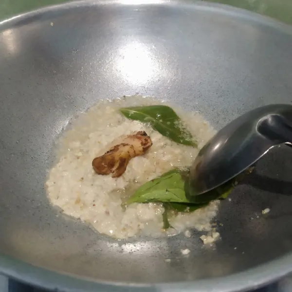 Tumis bumbu halus, lengkuas dan daun salam hingga harum.