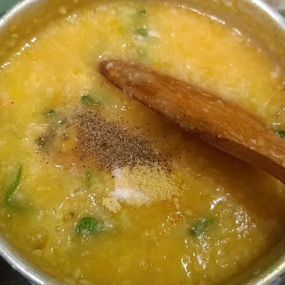 Tambahkan garam, kaldu bubuk dan lada, aduk rata, koreksi rasanya, masak hingga semua matang, angkat dan sajikan bersama ikan asin, bawang goreng dan perasan jeruk nipis.