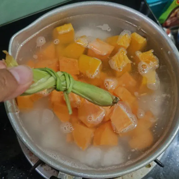 Lalu masukkan ubi dan serai, masak terus hingga setengah matang.