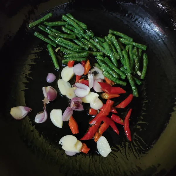 Masukkan cabe, bawang merah dan bawang putih lalu tumis hingga harum.