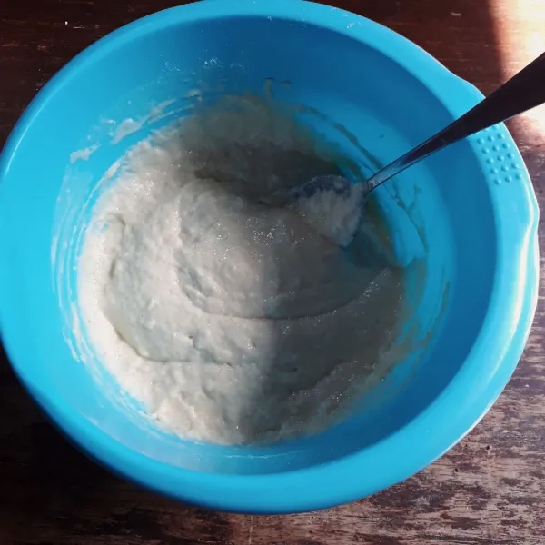 Tambahkan bahan cair (step 1) ke dalam tepung, aduk hingga rata. Tutup adonan dan istirahatkan selama 30 menit.
