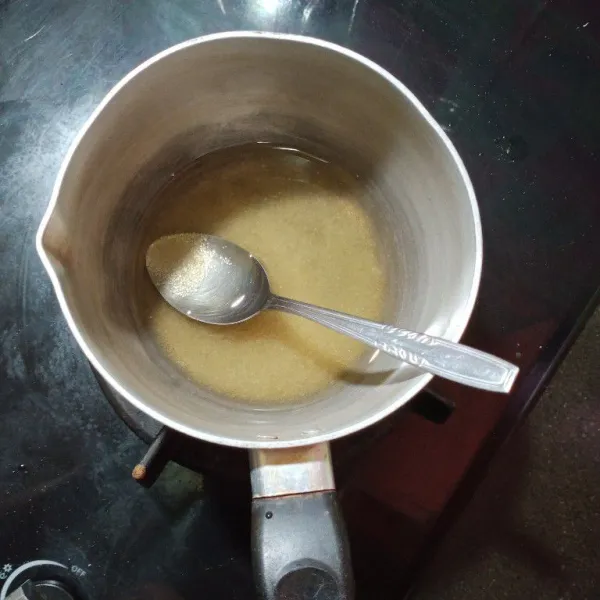 Lalu masak di atas air hingga gula larut, matikan lalu dinginkan.